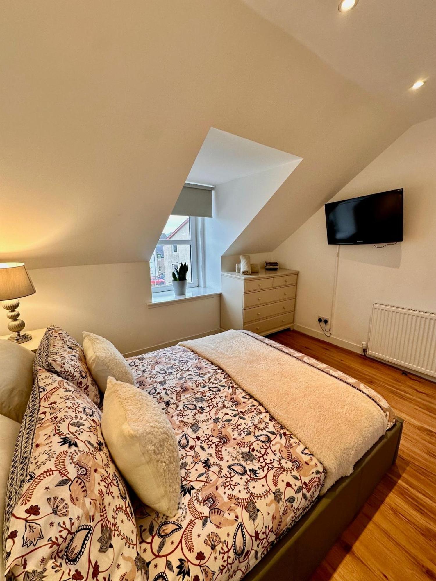 3-Bedroom Flat In The City Centre Next To The River Ness อินเวอร์เนส ภายนอก รูปภาพ